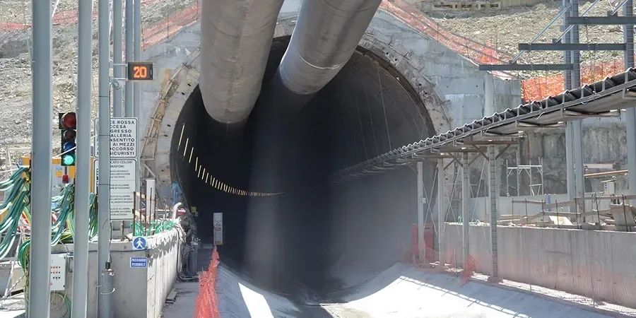 Análisis geotécnico para túneles en suelo blando en Curicó
